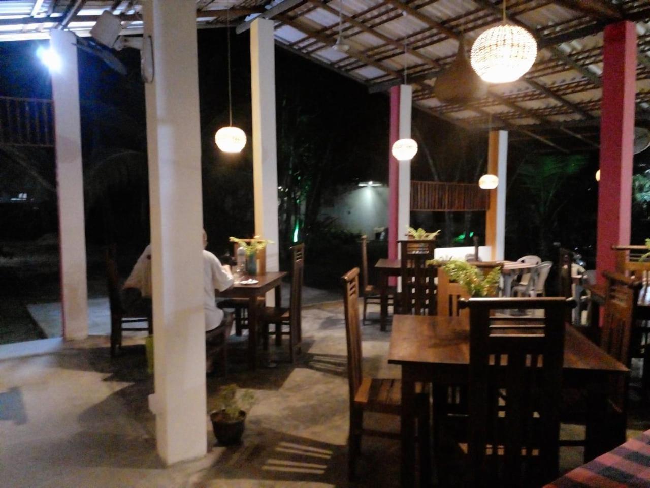 Jungle Restaurant And Villa Unawatuna Esterno foto