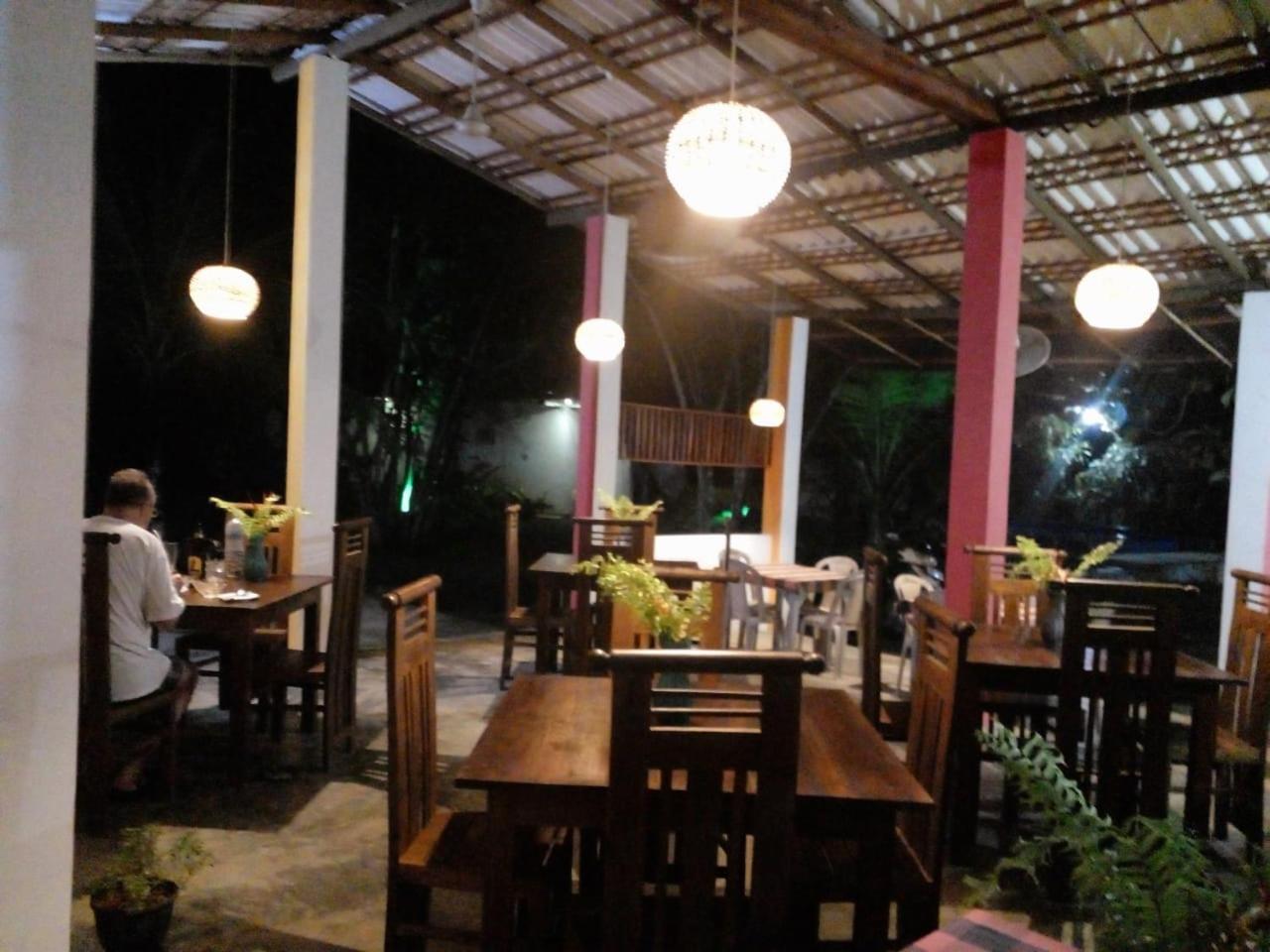 Jungle Restaurant And Villa Unawatuna Esterno foto