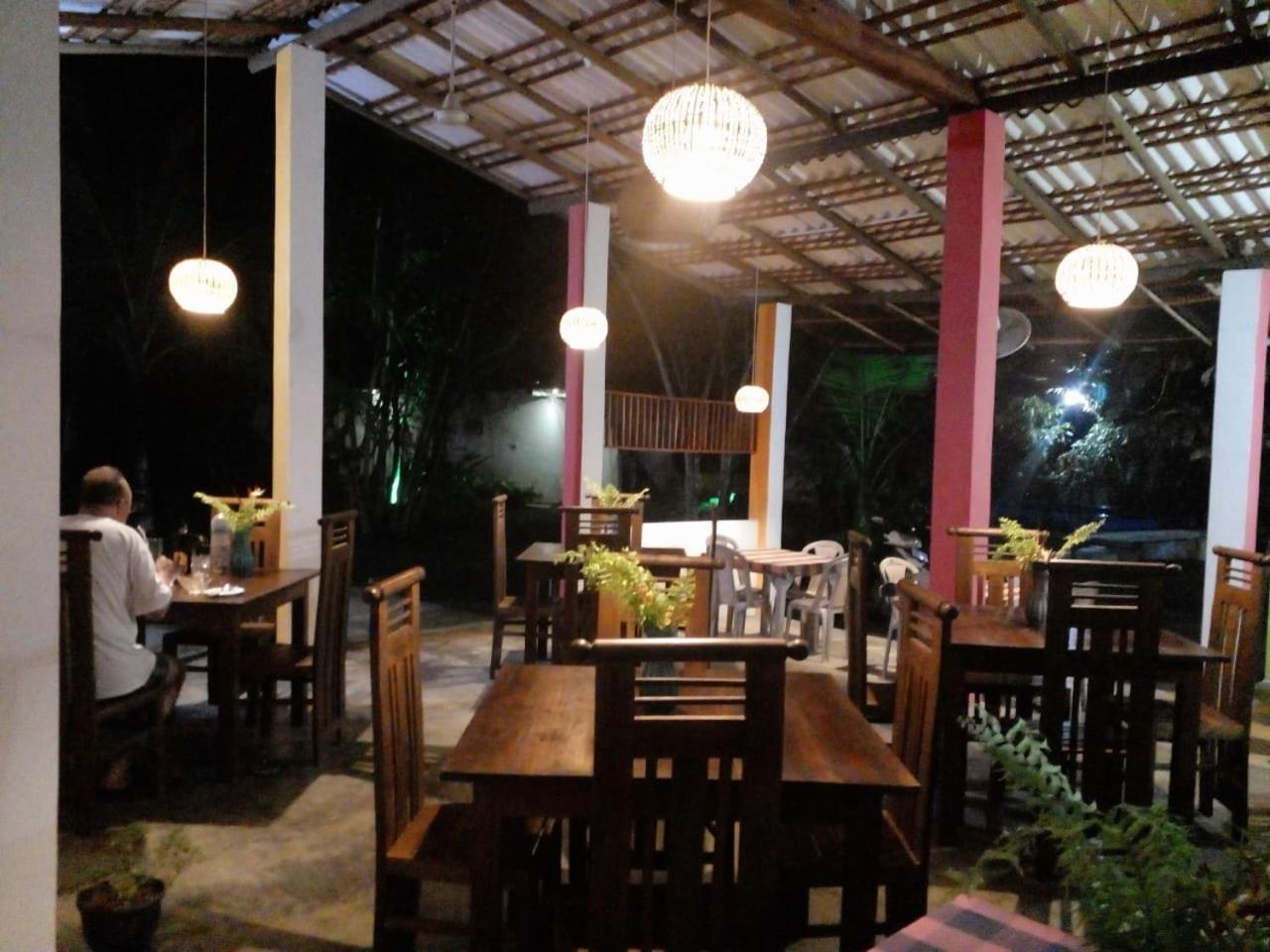 Jungle Restaurant And Villa Unawatuna Esterno foto